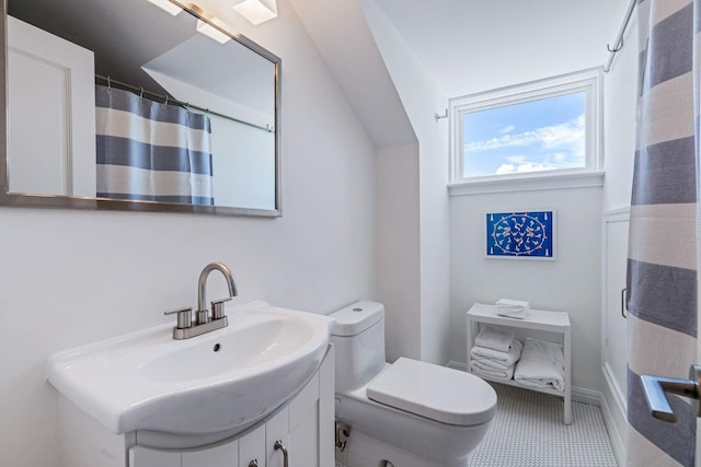 full bath with lofted ceiling, curtained shower, vanity, and toilet