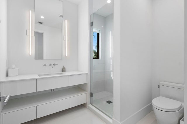 full bath featuring visible vents, toilet, a shower stall, vanity, and baseboards