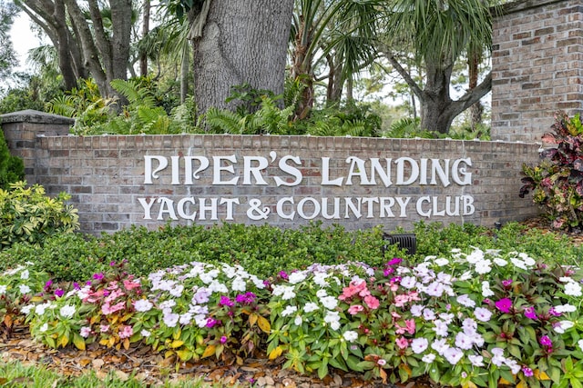 view of community / neighborhood sign