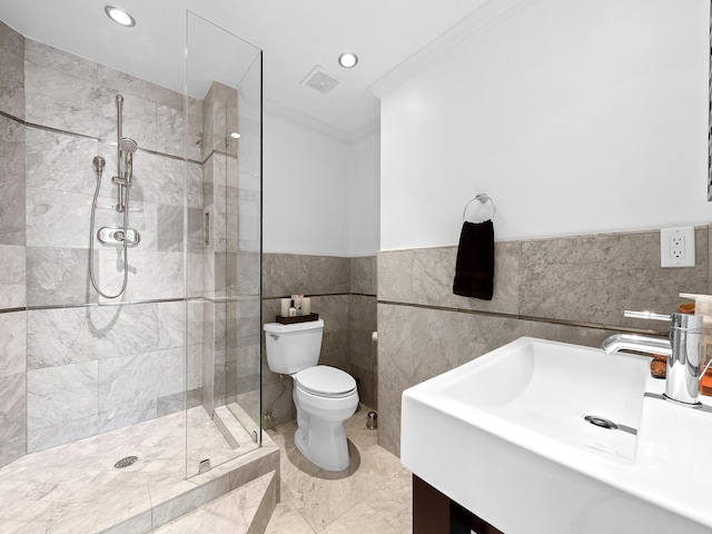 bathroom featuring toilet, recessed lighting, visible vents, tiled shower, and crown molding