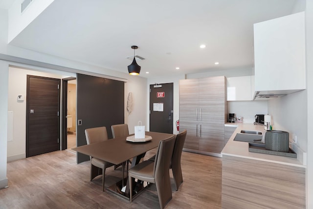 dining room with baseboards, recessed lighting, visible vents, and light wood-style floors