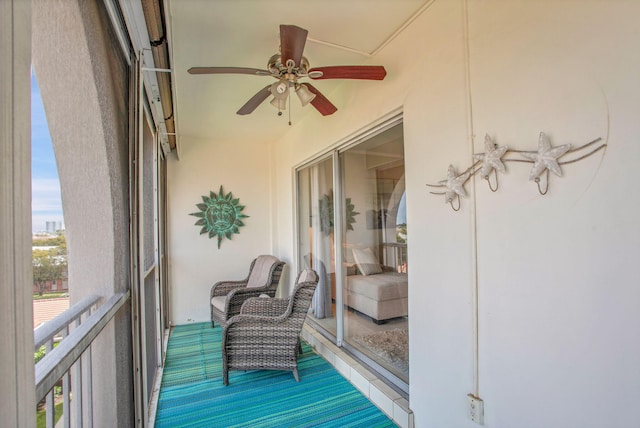 sunroom with ceiling fan