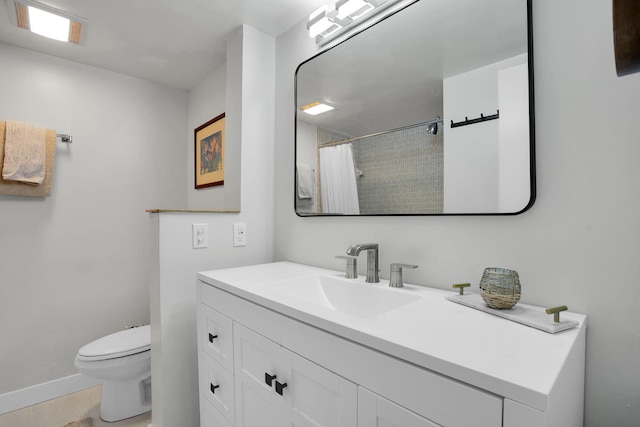 bathroom with a shower with shower curtain, vanity, and toilet