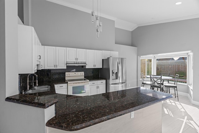 kitchen with white range with electric stovetop, under cabinet range hood, a peninsula, and stainless steel fridge with ice dispenser