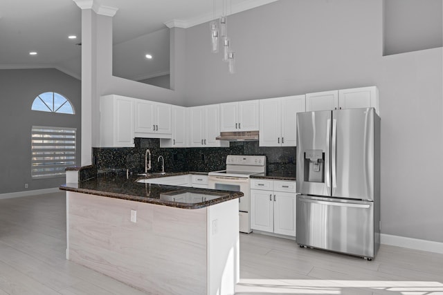 kitchen featuring white electric stove, white cabinetry, a peninsula, under cabinet range hood, and stainless steel fridge with ice dispenser