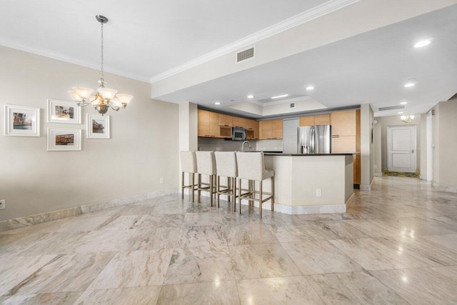 kitchen with crown molding, stainless steel appliances, visible vents, an inviting chandelier, and baseboards