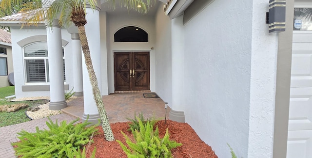 view of exterior entry with stucco siding