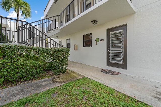 view of exterior entry featuring stucco siding