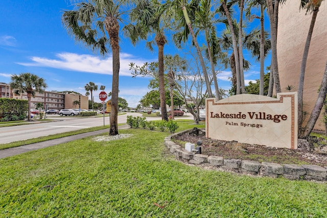 community / neighborhood sign featuring a lawn