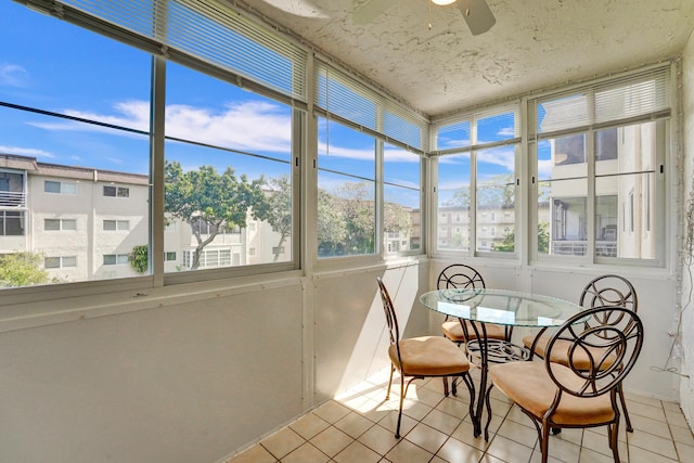 sunroom with ceiling fan