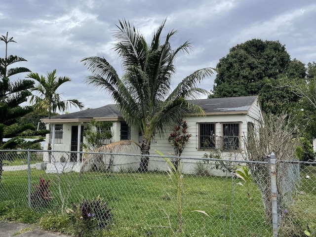 view of front of property featuring a fenced front yard