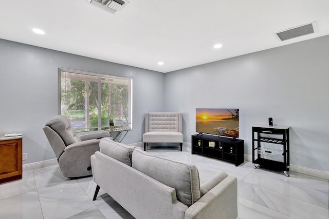 living room featuring recessed lighting, visible vents, and baseboards