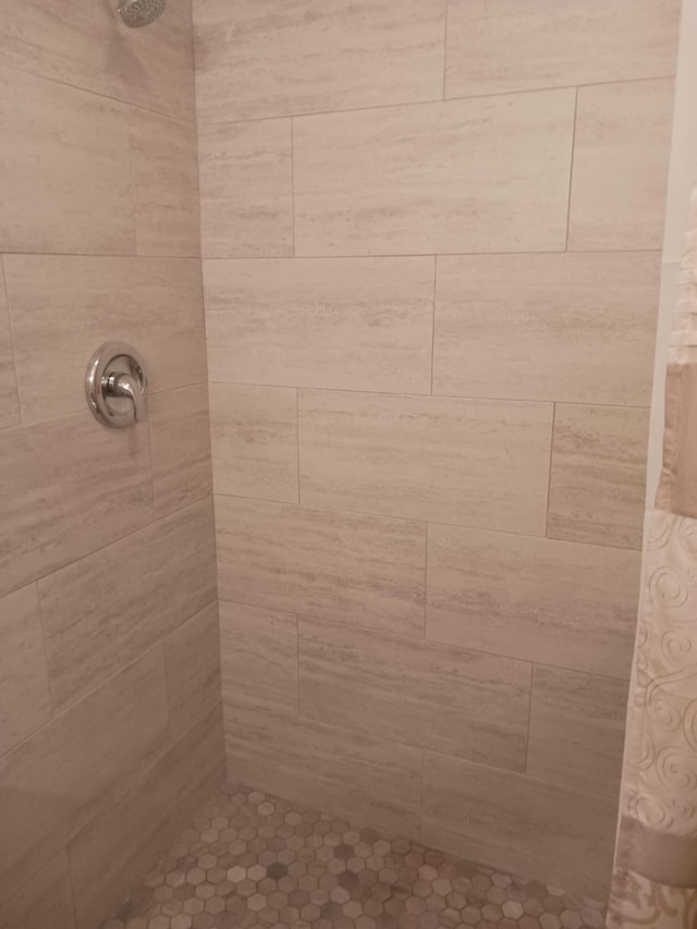 bathroom featuring a tile shower