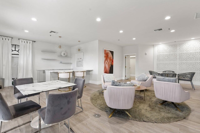 living area featuring recessed lighting, visible vents, light wood-style flooring, and baseboards