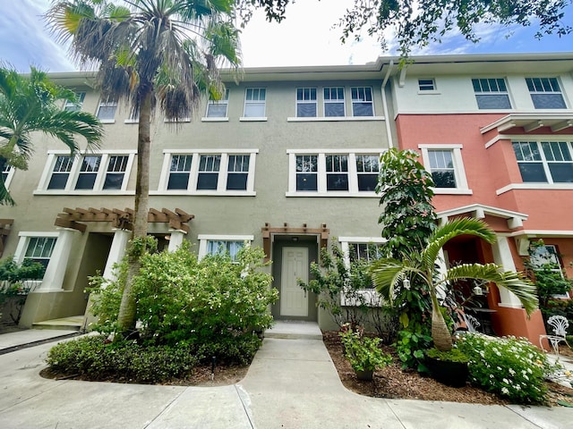 townhome / multi-family property featuring stucco siding