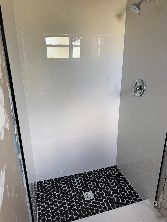 bathroom featuring a tile shower