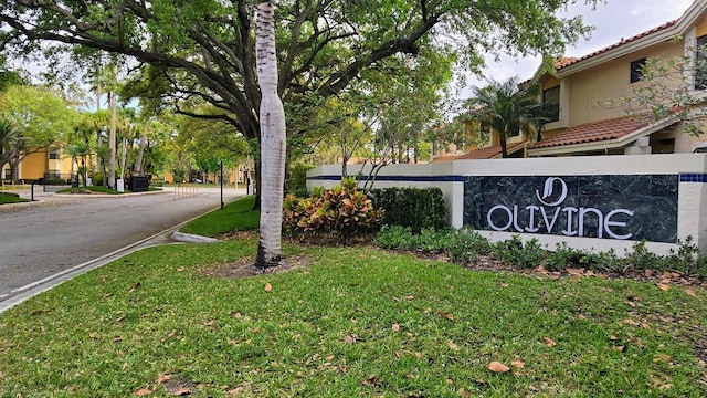 community sign featuring a yard