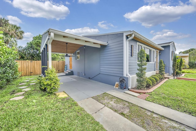 806 S 12th St, Fort Pierce, FL 34950 - view of front of home with a front yard and fence