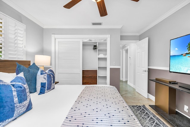 bedroom with crown molding, a closet, visible vents, a ceiling fan, and baseboards