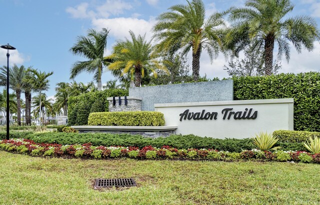 community sign with a lawn