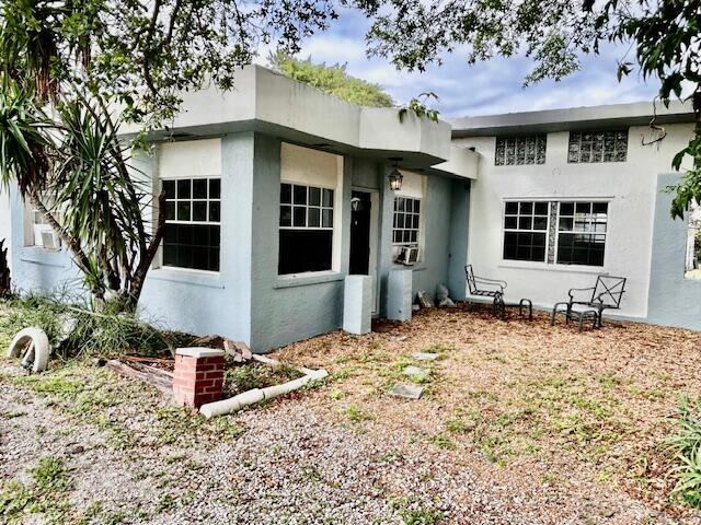 view of front of house featuring stucco siding