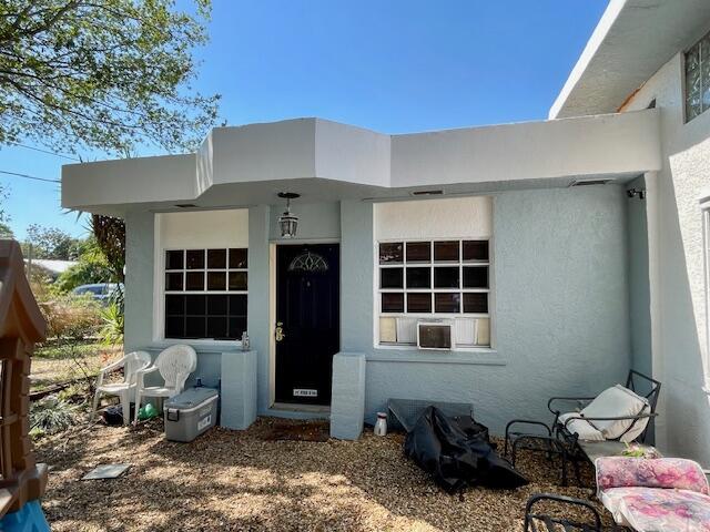 view of exterior entry with stucco siding