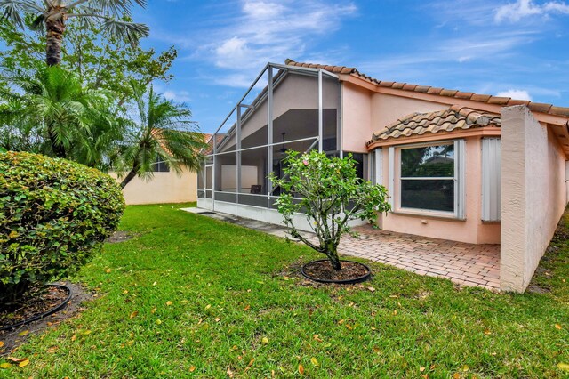 view of yard featuring a lanai