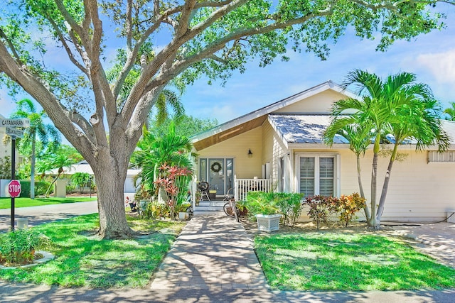 view of front facade with a front yard