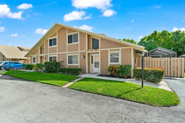 view of front of home featuring a front yard and fence