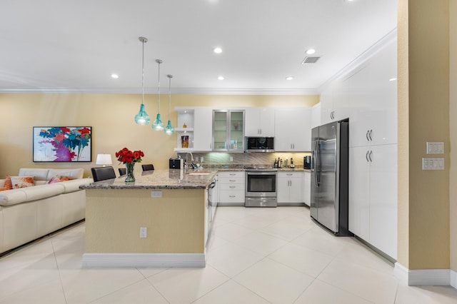 kitchen with crown molding, stainless steel appliances, visible vents, a sink, and a peninsula