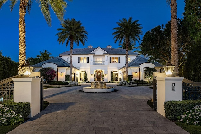 view of front of home featuring driveway and stucco siding