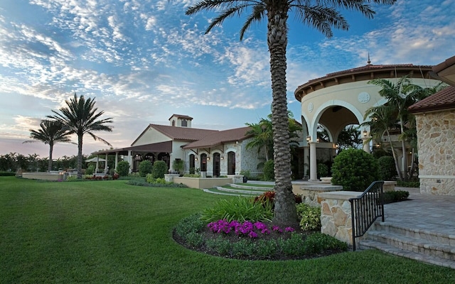 view of property's community featuring a lawn