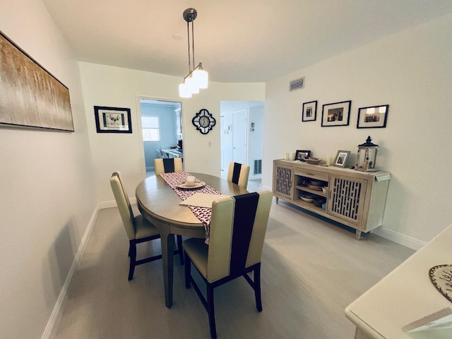 dining area with visible vents and baseboards