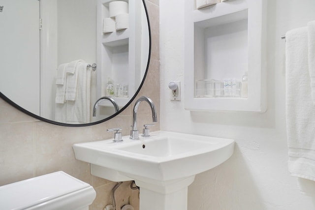 bathroom featuring a sink and toilet