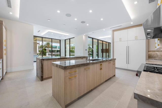 191 W Coconut Palm Rd, Boca Raton, FL 33432 - kitchen featuring a kitchen island with sink, a sink, range hood, modern cabinets, and recessed lighting