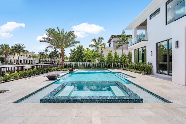 191 W Coconut Palm Rd, Boca Raton, FL 33432 - view of swimming pool featuring a patio area, a fenced backyard, and a pool with connected hot tub