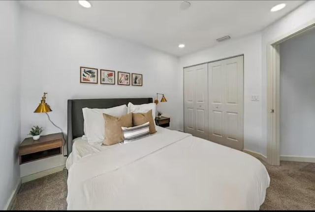 carpeted bedroom featuring baseboards, a closet, and recessed lighting