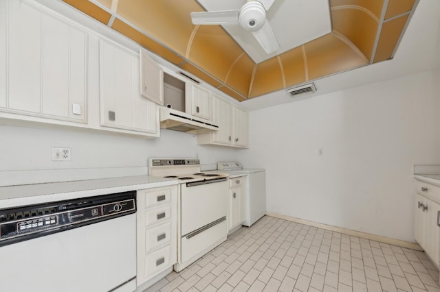 kitchen with visible vents, under cabinet range hood, white appliances, washer / dryer, and ceiling fan