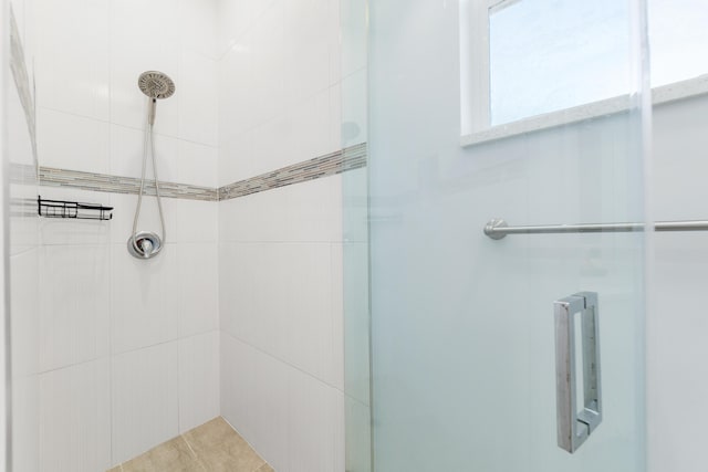 bathroom featuring a tile shower