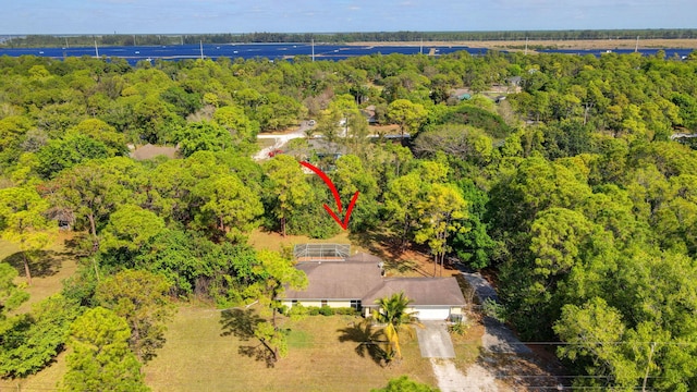 bird's eye view featuring a wooded view