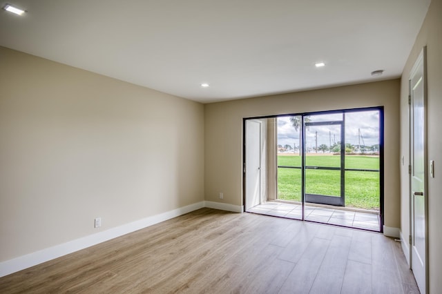 unfurnished room featuring light wood finished floors, recessed lighting, and baseboards