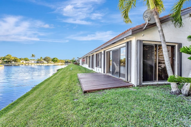 view of yard featuring a water view