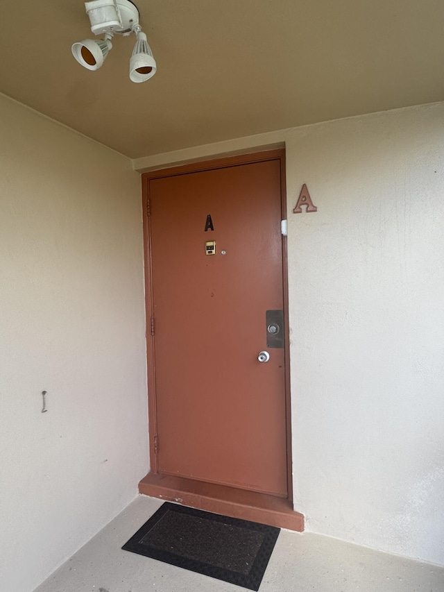 property entrance featuring stucco siding