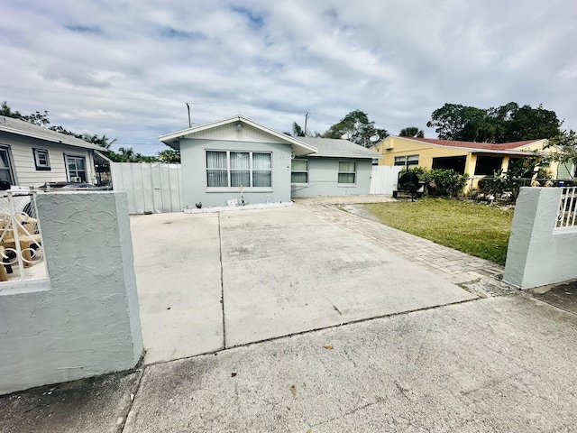 view of front of house featuring a front lawn and a fenced front yard