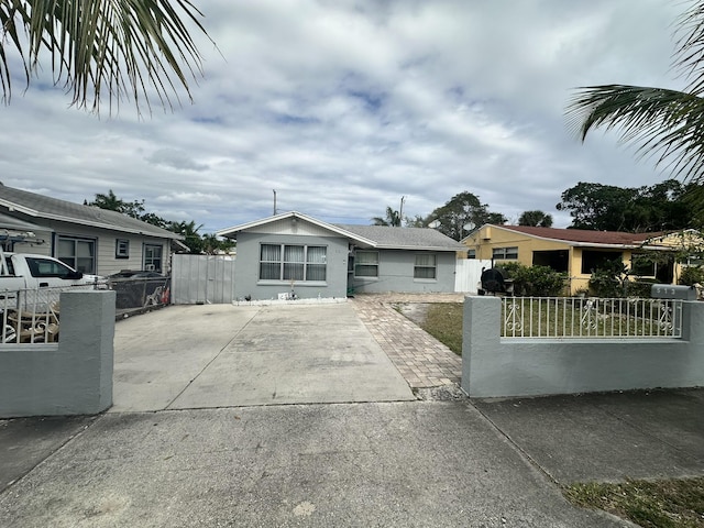 view of front of home with a fenced front yard