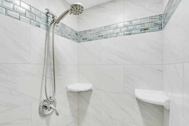 bathroom featuring tiled shower