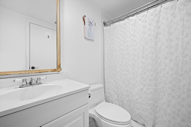 bathroom with toilet, a shower with curtain, and vanity