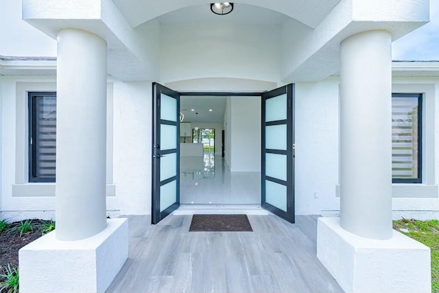 property entrance featuring stucco siding