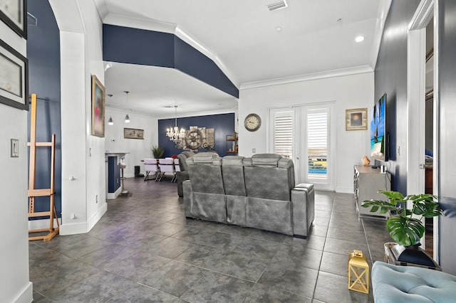 living room with crown molding, dark tile patterned flooring, visible vents, baseboards, and an inviting chandelier