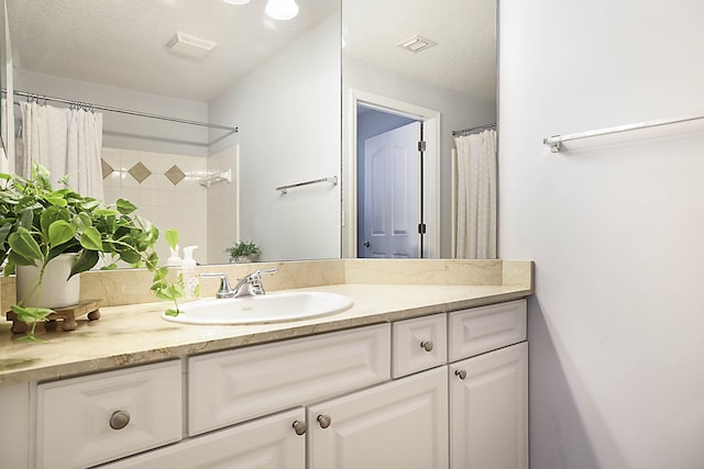 full bathroom with a shower with shower curtain, vanity, and visible vents